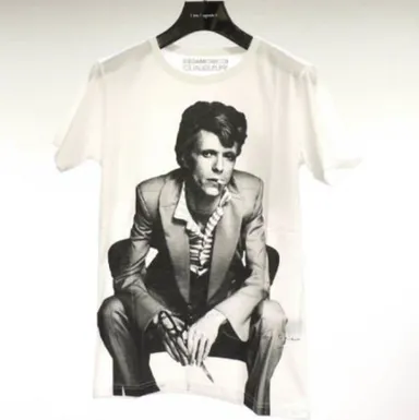 株式会社AKM［1PIU1UGUALE3 Tシャツ］