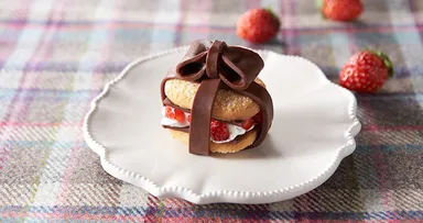 苺とクッキーのプレゼントケーキ