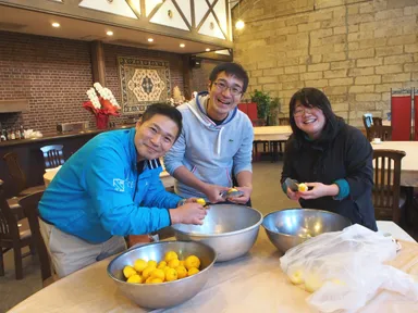 東北魂ビール　隠し味　ユズ皮むき風景