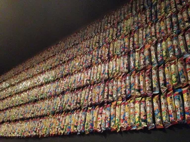 壁一面に敷き詰められたうまい棒