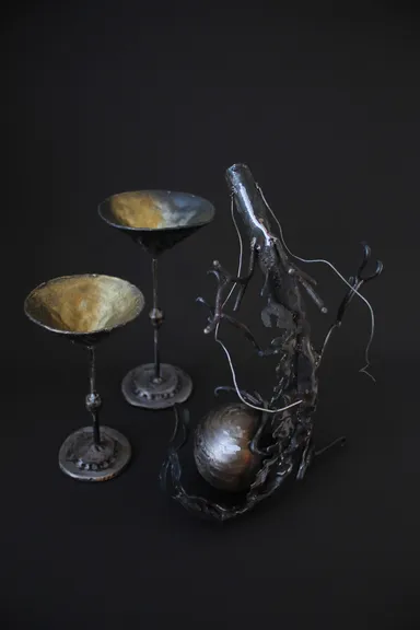 龍とワイングラス型オブジェスタンド