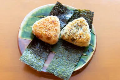 うに、あわびのおにぎり／牡蠣、海苔のおにぎり