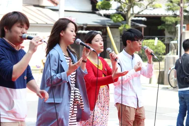 様々なパフォーマンスでまつりを盛り上げます