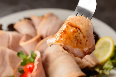 三元豚ひうちべっぴんポークのローストポーク　フォークにて