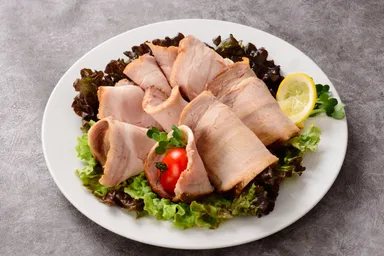 三元豚ひうちべっぴんポークのローストポーク　盛り付け1