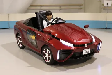 水素で作った電気で走るクルマ FC-PIUS