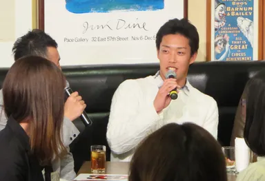 質問に答える加藤翔平選手