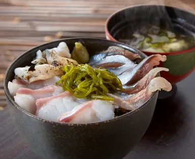 目玉は、たら・さんま・つぶ貝の刺身を豪快に載せた海鮮丼