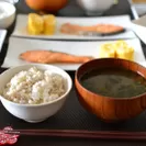 納豆や魚、具だくさんの温かい味噌汁などと一緒にご飯を食べれば栄養バランスが整います