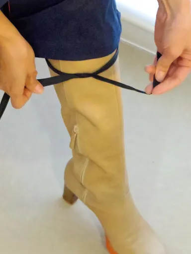 “レッグコード”を結べば裾がめくれない。