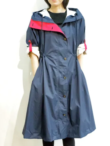 袖の留具が前立てと同カラーでアクセントに。