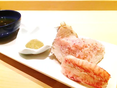 甲羅にほぐし身を詰めた蟹