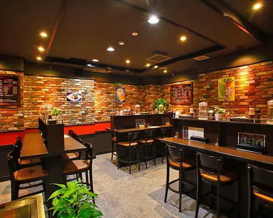 カジュアルなフレンチレストランのような店内