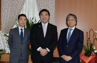 高橋 一也教諭(左)、馳 浩文部科学大臣(中央)、平方 邦行校長(右)