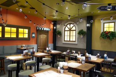 店内はイタリアの下町の屋外を再現