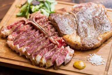 牛と豚のTボーンステーキ