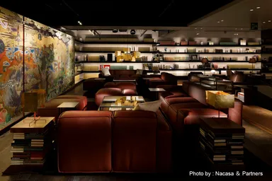 本とアートに囲まれた空間