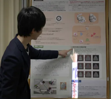 ポスターを指差してのコミュニケーション