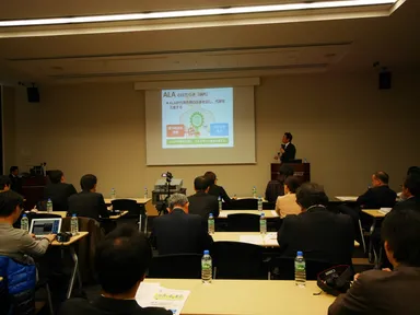 会場には多くの記者が来場。講師の発表を熱心に聞く姿が見られました。