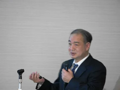 講演中の山下直秀先生