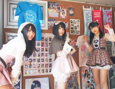 壁一面のコルクボードには写真やポスターを自由に飾れます