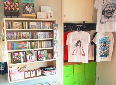 飛び出しハンガーと、CDや写真集をたっぷり収納できる棚