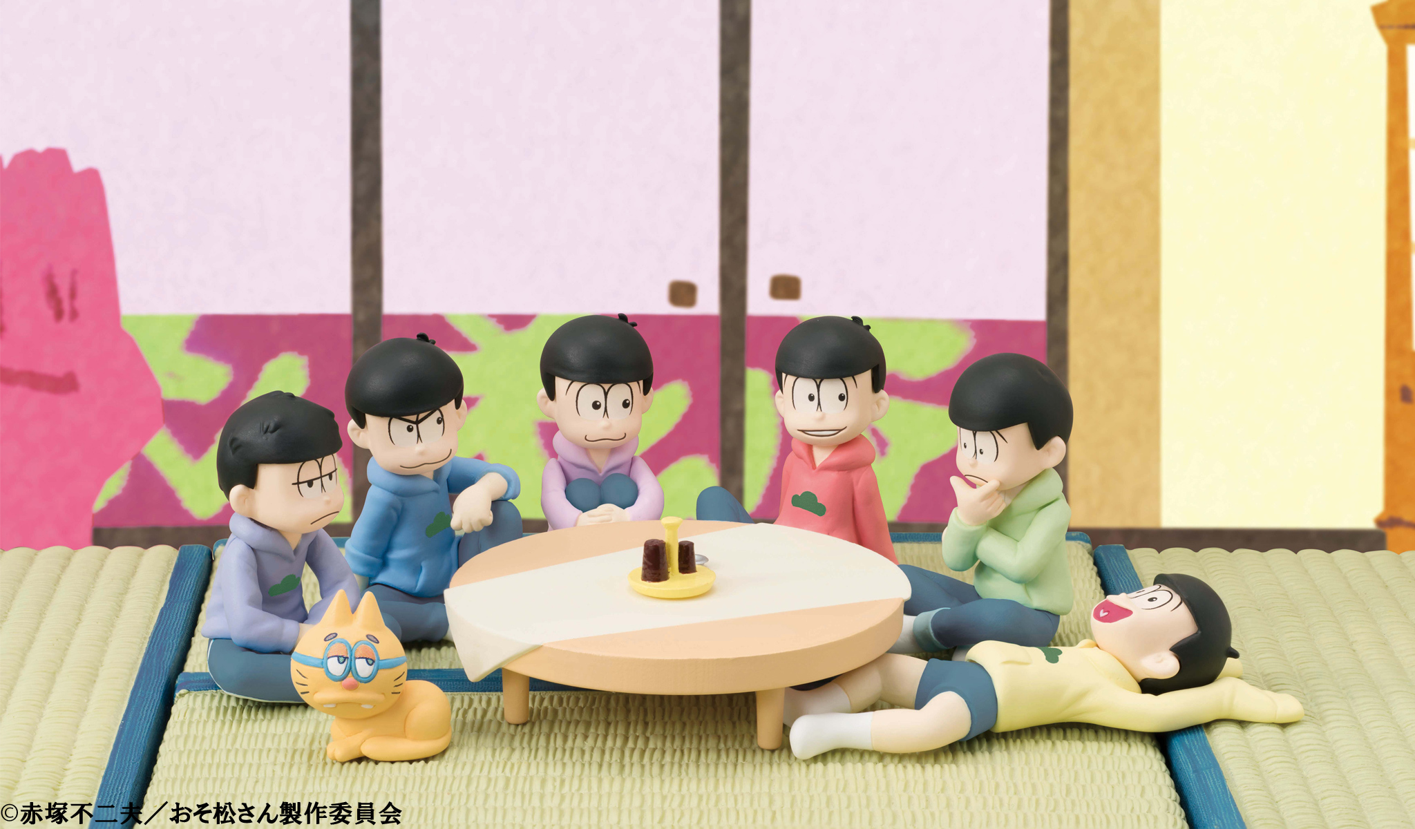 おそ松さん 六つ子が居間でくつろぐ姿を再現 ちゃぶ台など付属の てのひらサイズ フィギュアセット登場 株式会社バンダイ ネット戦略室のプレスリリース