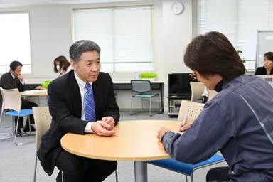 センターイメージ／「f-Biz」小出 宗明氏・相談の様子