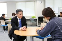 センターイメージ／「f-Biz」小出 宗明氏・相談の様子