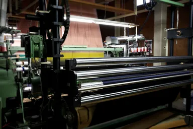 シルクの高密度織物用に設計された、オリジナルのスイス製織機