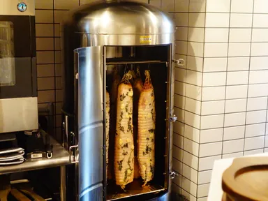 お店のシンボル巨大燻製器 (1)