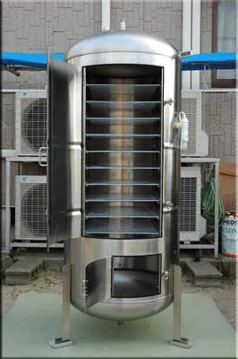 お店のシンボル巨大燻製器 (2)