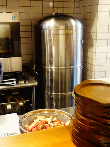 お店のシンボル巨大燻製器 (3)