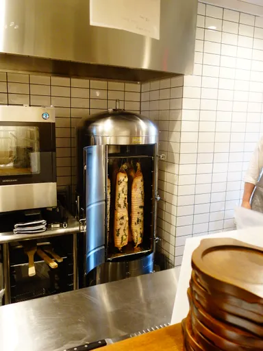 お店のシンボル巨大燻製器 (4)