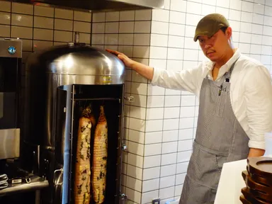 お店のシンボル巨大燻製器 (5)