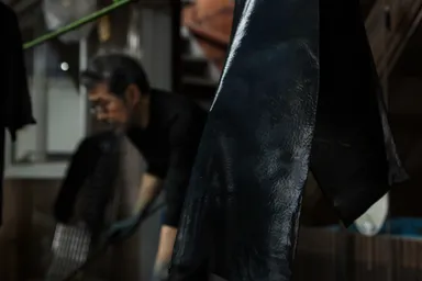 自然素材のみで染め上げます