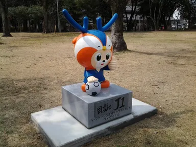 「ヴィヴィくん」石のモニュメント 1