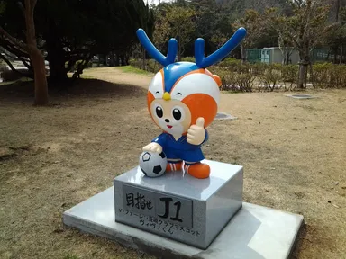 「ヴィヴィくん」石のモニュメント 2