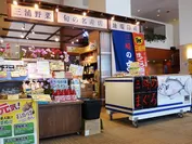 三浦の特産品から菓子、アルコール類、つまみなど、幅広い品揃えの売店