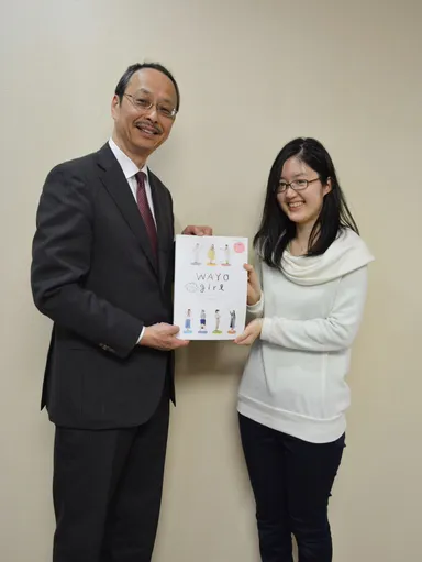 岸田学長に『Wayo girl 2017』を届けました