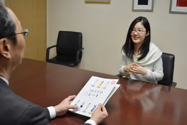 岸田学長に制作時の話を伝えました