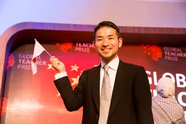 授賞式での高橋教諭