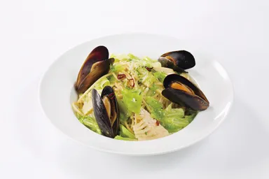 パスタ＿春取りキャベツとムール貝のペペロンチーノ