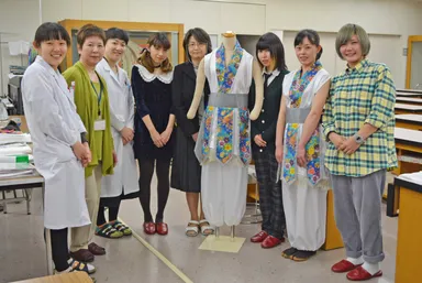 完成した衣裳を着用したメンバーを囲んで