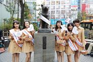 渋谷のシンボル「ハチ公」と記念撮影