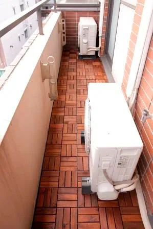 ウッドタイルを敷いたテラス