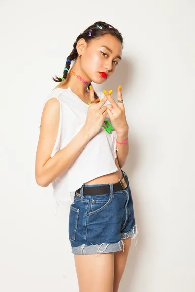 考案したWWサインをとるYUKI SUGIMURA