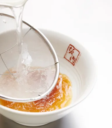 特製醤油ダレと合わせた透明豚骨スープ