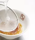 特製醤油ダレと合わせた透明豚骨スープ