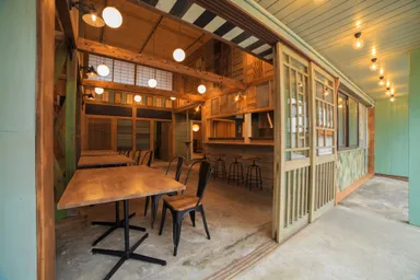 通りに面した開放的な店舗